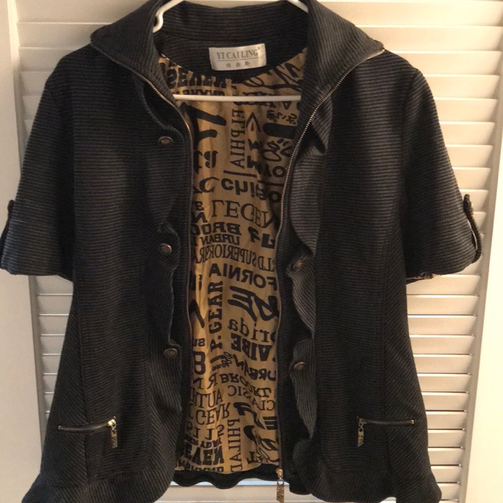 Yi Cai Ling gray short sleeved striped jacket